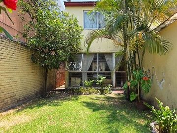 Oportunidad! Casa iluminada c/jardín, ubicación privilegiada cerca del parque