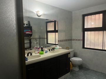 Venta casa en urb Las Lagunas, excelente oportunidad de inversión