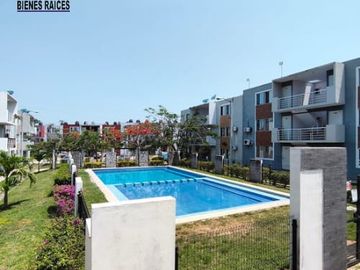 Departamento en Fracc. Paseo de las Palmas II. Alberca, palapa y juegos infantiles