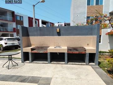 Departamento en Fracc. Paseo de las Palmas II. Alberca, palapa y juegos infantiles
