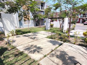 Departamento en Fracc. Paseo de las Palmas II. Alberca, palapa y juegos infantiles