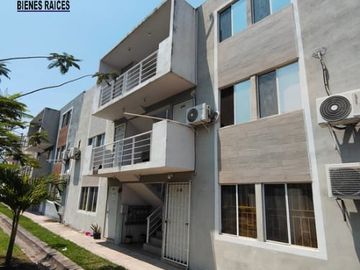 Departamento en Fracc. Paseo de las Palmas II. Alberca, palapa y juegos infantiles
