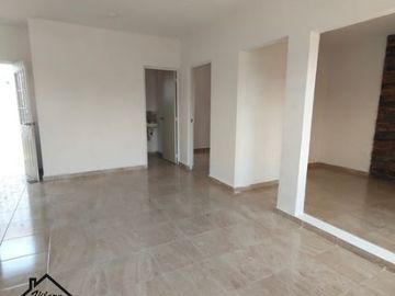 Departamento en Fracc. Paseo de las Palmas II. Alberca, palapa y juegos infantiles