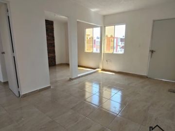 Departamento en Fracc. Paseo de las Palmas II. Alberca, palapa y juegos infantiles