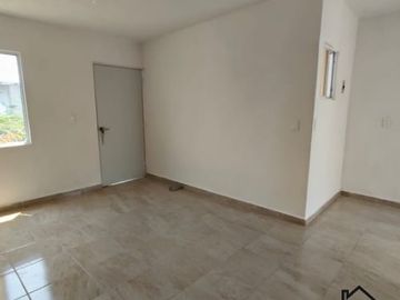 Departamento en Fracc. Paseo de las Palmas II. Alberca, palapa y juegos infantiles