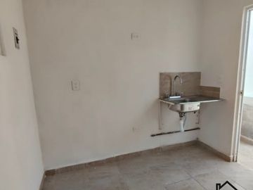 Departamento en Fracc. Paseo de las Palmas II. Alberca, palapa y juegos infantiles