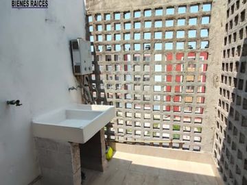 Departamento en Fracc. Paseo de las Palmas II. Alberca, palapa y juegos infantiles