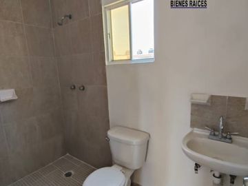 Departamento en Fracc. Paseo de las Palmas II. Alberca, palapa y juegos infantiles