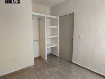Departamento en Fracc. Paseo de las Palmas II. Alberca, palapa y juegos infantiles