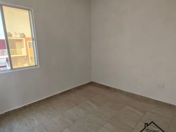 Departamento en Fracc. Paseo de las Palmas II. Alberca, palapa y juegos infantiles