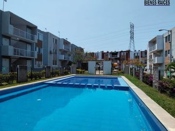 Departamento en Fracc. Paseo de las Palmas II. Alberca, palapa y juegos infantiles