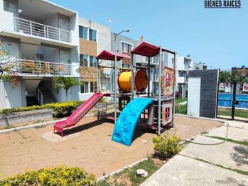 Departamento en Fracc. Paseo de las Palmas II. Alberca, palapa y juegos infantiles