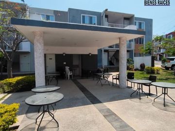 Departamento en Fracc. Paseo de las Palmas II. Alberca, palapa y juegos infantiles
