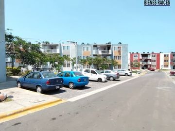 Departamento en Fracc. Paseo de las Palmas II. Alberca, palapa y juegos infantiles