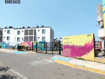 Departamento en Fracc. Paseo de las Palmas II. Alberca, palapa y juegos infantiles