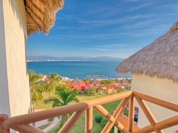 Lujoso Penthouse Amueblado Frente al Mar en Punta Esmeralda | Bucerias Nayarit