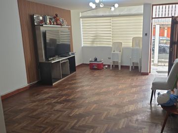¡OPORTUNIDAD EN ATE! VENDO CASA DE 3 PISOS CON ENTRADA INDEPENDIENTES