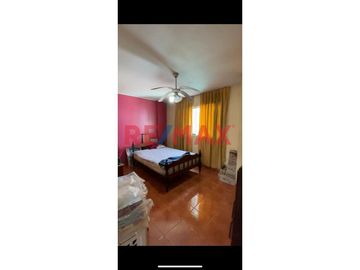 Venta De Casa En Esquina De 432 M2 En Villa Maria Del Triunfo