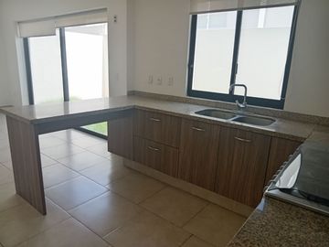 BONITA, AMPLIA Y CÓMODA CASA EN TORRE DE PIEDRA, RESIDENCIAL EL REFUGIO, SANTIAGO DE QUERÉTARO, QRO.