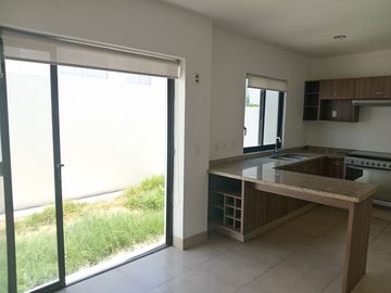 BONITA, AMPLIA Y CÓMODA CASA EN TORRE DE PIEDRA, RESIDENCIAL EL REFUGIO, SANTIAGO DE QUERÉTARO, QRO.