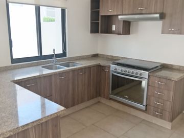 BONITA, AMPLIA Y CÓMODA CASA EN TORRE DE PIEDRA, RESIDENCIAL EL REFUGIO, SANTIAGO DE QUERÉTARO, QRO.