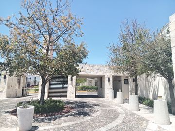 BONITA, AMPLIA Y CÓMODA CASA EN TORRE DE PIEDRA, RESIDENCIAL EL REFUGIO, SANTIAGO DE QUERÉTARO, QRO.