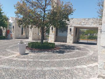 BONITA, AMPLIA Y CÓMODA CASA EN TORRE DE PIEDRA, RESIDENCIAL EL REFUGIO, SANTIAGO DE QUERÉTARO, QRO.