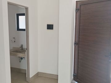 BONITA, AMPLIA Y CÓMODA CASA EN TORRE DE PIEDRA, RESIDENCIAL EL REFUGIO, SANTIAGO DE QUERÉTARO, QRO.