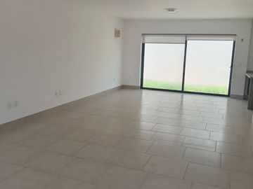 BONITA, AMPLIA Y CÓMODA CASA EN TORRE DE PIEDRA, RESIDENCIAL EL REFUGIO, SANTIAGO DE QUERÉTARO, QRO.