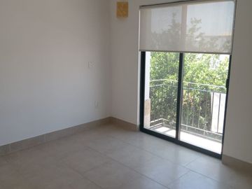 BONITA, AMPLIA Y CÓMODA CASA EN TORRE DE PIEDRA, RESIDENCIAL EL REFUGIO, SANTIAGO DE QUERÉTARO, QRO.