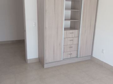 BONITA, AMPLIA Y CÓMODA CASA EN TORRE DE PIEDRA, RESIDENCIAL EL REFUGIO, SANTIAGO DE QUERÉTARO, QRO.