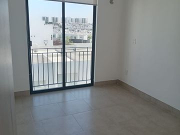 BONITA, AMPLIA Y CÓMODA CASA EN TORRE DE PIEDRA, RESIDENCIAL EL REFUGIO, SANTIAGO DE QUERÉTARO, QRO.