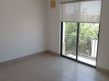 BONITA, AMPLIA Y CÓMODA CASA EN TORRE DE PIEDRA, RESIDENCIAL EL REFUGIO, SANTIAGO DE QUERÉTARO, QRO.