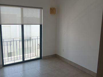 BONITA, AMPLIA Y CÓMODA CASA EN TORRE DE PIEDRA, RESIDENCIAL EL REFUGIO, SANTIAGO DE QUERÉTARO, QRO.