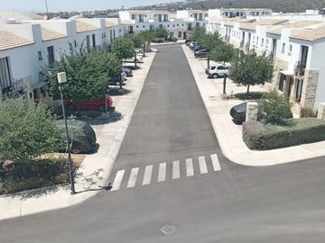 BONITA, AMPLIA Y CÓMODA CASA EN TORRE DE PIEDRA, RESIDENCIAL EL REFUGIO, SANTIAGO DE QUERÉTARO, QRO.