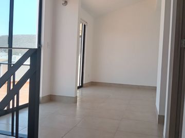 BONITA, AMPLIA Y CÓMODA CASA EN TORRE DE PIEDRA, RESIDENCIAL EL REFUGIO, SANTIAGO DE QUERÉTARO, QRO.