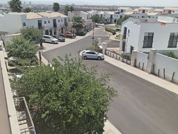 BONITA, AMPLIA Y CÓMODA CASA EN TORRE DE PIEDRA, RESIDENCIAL EL REFUGIO, SANTIAGO DE QUERÉTARO, QRO.
