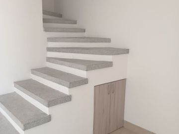 BONITA, AMPLIA Y CÓMODA CASA EN TORRE DE PIEDRA, RESIDENCIAL EL REFUGIO, SANTIAGO DE QUERÉTARO, QRO.