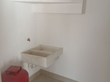 BONITA, AMPLIA Y CÓMODA CASA EN TORRE DE PIEDRA, RESIDENCIAL EL REFUGIO, SANTIAGO DE QUERÉTARO, QRO.