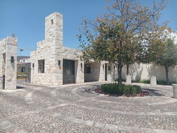 BONITA, AMPLIA Y CÓMODA CASA EN TORRE DE PIEDRA, RESIDENCIAL EL REFUGIO, SANTIAGO DE QUERÉTARO, QRO.
