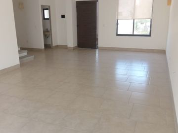 BONITA, AMPLIA Y CÓMODA CASA EN TORRE DE PIEDRA, RESIDENCIAL EL REFUGIO, SANTIAGO DE QUERÉTARO, QRO.