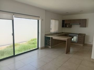 BONITA, AMPLIA Y CÓMODA CASA EN TORRE DE PIEDRA, RESIDENCIAL EL REFUGIO, SANTIAGO DE QUERÉTARO, QRO.
