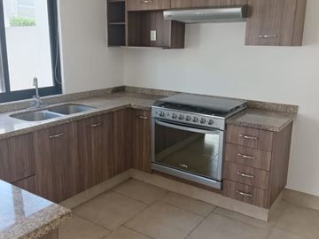 BONITA, AMPLIA Y CÓMODA CASA EN TORRE DE PIEDRA, RESIDENCIAL EL REFUGIO, SANTIAGO DE QUERÉTARO, QRO.