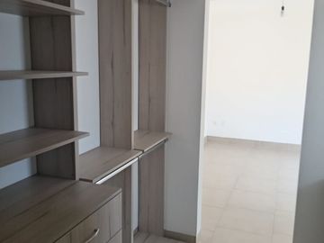 BONITA, AMPLIA Y CÓMODA CASA EN TORRE DE PIEDRA, RESIDENCIAL EL REFUGIO, SANTIAGO DE QUERÉTARO, QRO.