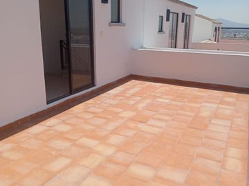BONITA, AMPLIA Y CÓMODA CASA EN TORRE DE PIEDRA, RESIDENCIAL EL REFUGIO, SANTIAGO DE QUERÉTARO, QRO.