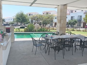 BONITA, AMPLIA Y CÓMODA CASA EN TORRE DE PIEDRA, RESIDENCIAL EL REFUGIO, SANTIAGO DE QUERÉTARO, QRO.