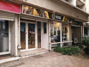 VENDE LOCAL COMERCIAL CON BODEGA Y ESTACIONAMIENTO, MANUEL RODRÍGUEZ SUR CON BLANCO ENCALADA, SANTIAGO, 31 M2
