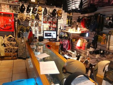 VENDE LOCAL COMERCIAL CON BODEGA Y ESTACIONAMIENTO, MANUEL RODRÍGUEZ SUR CON BLANCO ENCALADA, SANTIAGO, 31 M2
