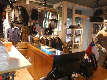 VENDE LOCAL COMERCIAL CON BODEGA Y ESTACIONAMIENTO, MANUEL RODRÍGUEZ SUR CON BLANCO ENCALADA, SANTIAGO, 31 M2