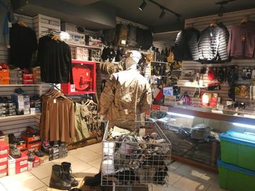 VENDE LOCAL COMERCIAL CON BODEGA Y ESTACIONAMIENTO, MANUEL RODRÍGUEZ SUR CON BLANCO ENCALADA, SANTIAGO, 31 M2
